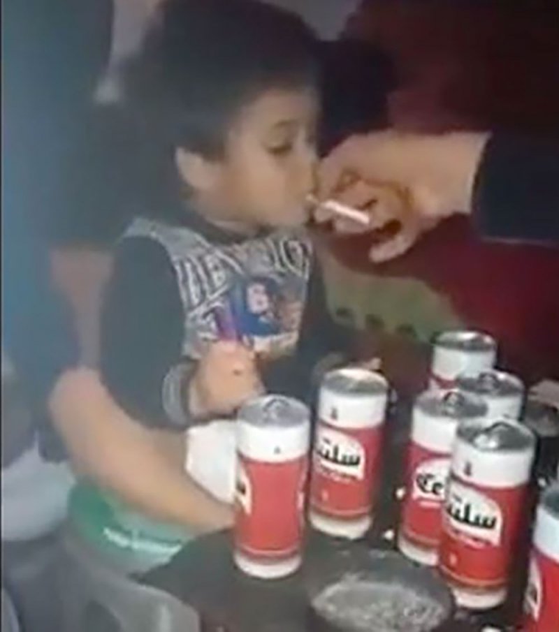 إجبار رضيع على شرب الكحول بحضور أمه