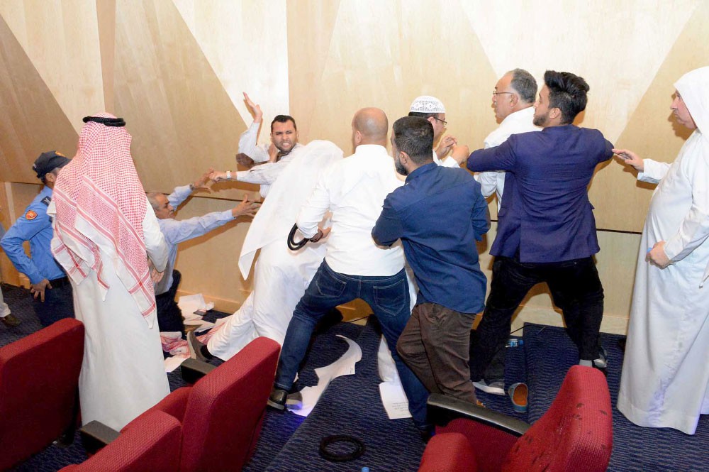 “عمومية” ساخنة في “الغرفة” .. صراخ واشتباك بالأيدي