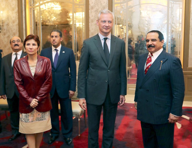 العاهل يستعرض الأوضاع العالمية مع وزير الاقتصاد والمالية في باريس