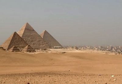 مصري يتسلق عنوة قمة الهرم الأكبر