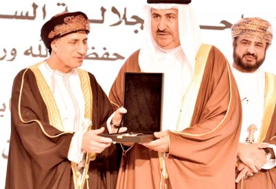 تكريم الدوسري بوسام مجلس التعاون