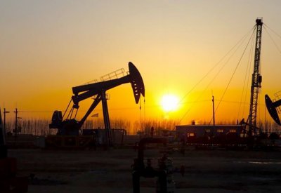 تراجع النفط مع مستوى قياسي للإنتاج الأميركي