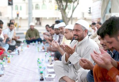 موائد إفطار صائم.. تملأ مساجد البحرين