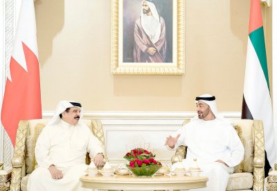 العاهل ومحمد بن زايد يبحثان العلاقات والتطورات في المنطقة