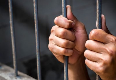 معاق عقليا يكسر “خشم” شاب بمشاجرة 