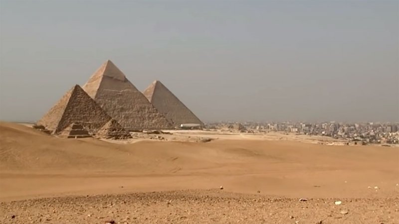 مصري يتسلق عنوة قمة الهرم الأكبر