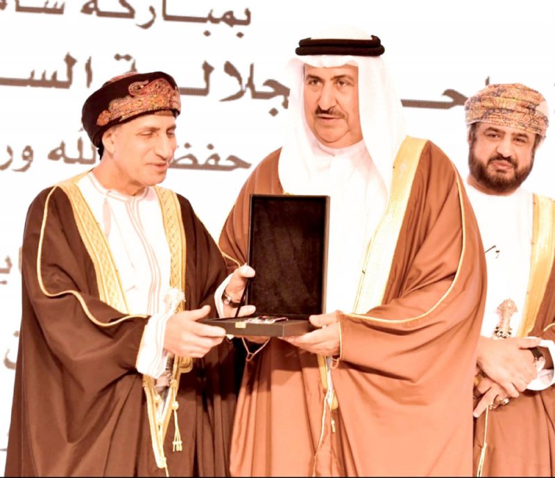 تكريم الدوسري بوسام مجلس التعاون
