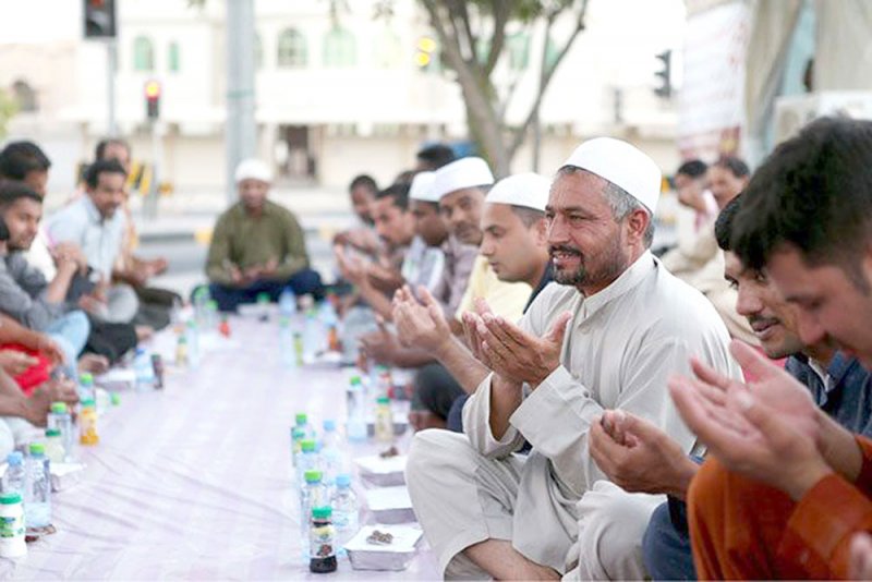 موائد إفطار صائم.. تملأ مساجد البحرين