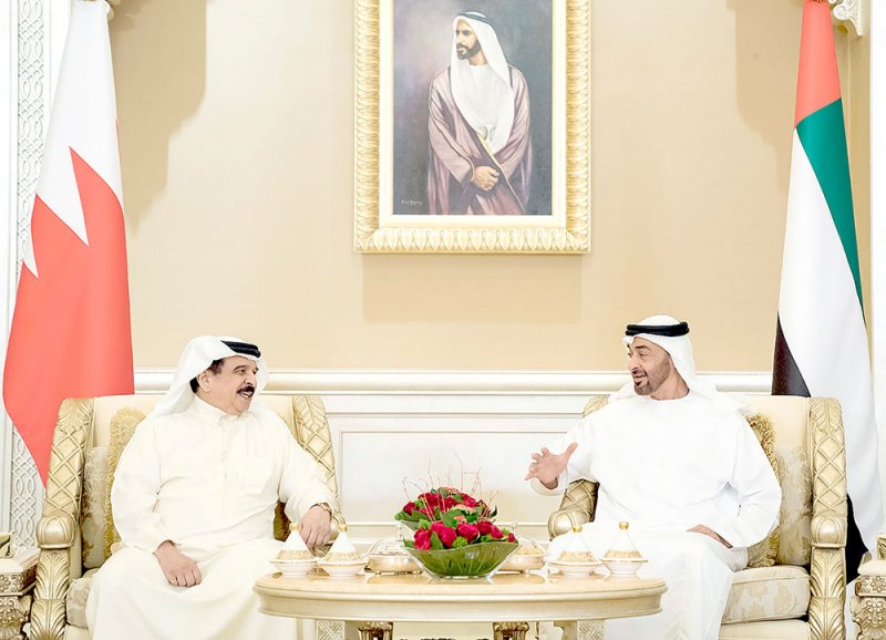 العاهل ومحمد بن زايد يبحثان العلاقات والتطورات في المنطقة