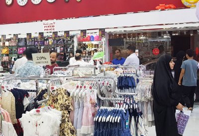 المتاجر تتسابق في الأســواق الشعبيــة بالتخفيضـــات