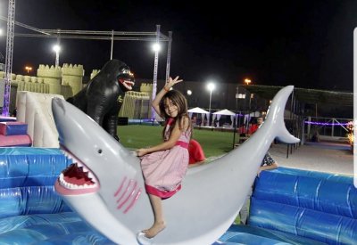 مباهج العيد تملأ المجمعات... والمطاعم “أنت وحظك”