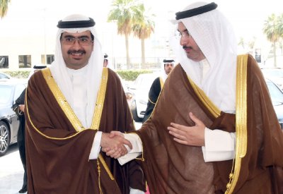 سمو الشيخ خليفة بن علي يقدّم واجب العزاء بالكويت