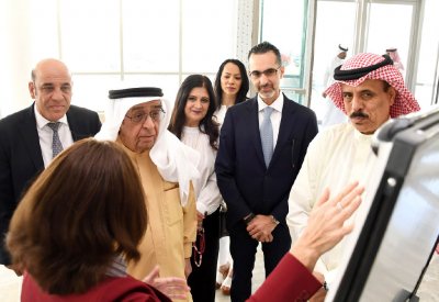 محمد بن مبارك يزور المدرسة الشاملة والجامعة الأميركية