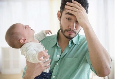 اكتئاب ما بعد الولادة يهدد الآباء