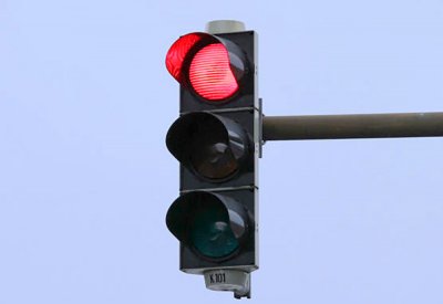 تغريم مواطنَين تجاوزا الإشارات الحمراء 14 مرة