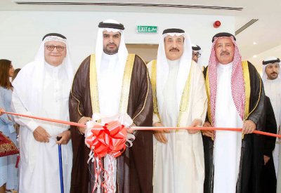 سمو الشيخ عيسى بن علي يفتتح مبنى “الكلمة الطيبة”