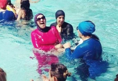 نساء يتحدين الحر والحظر.. ويخترن البوركيني