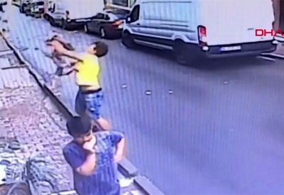 فتى جزائري ينقذ رضيعة سورية في ثانية مرعبة