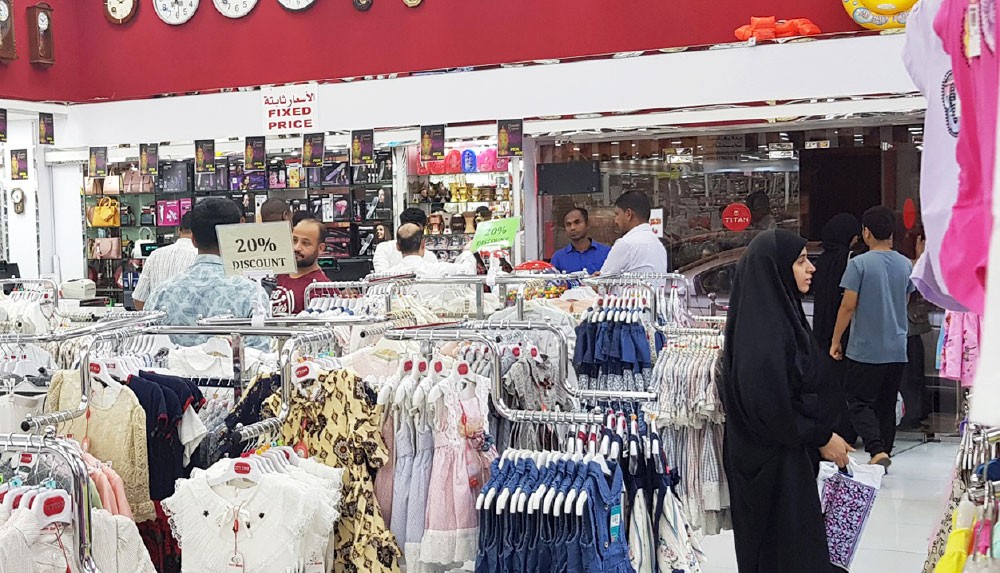 المتاجر تتسابق في الأســواق الشعبيــة بالتخفيضـــات