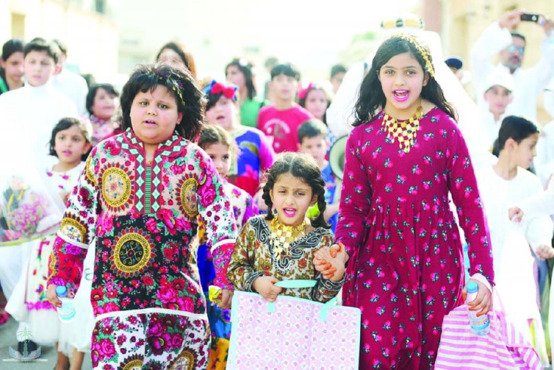 العيدية والحنة... في احتفالات العيد 