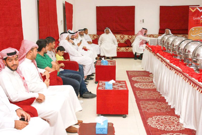 العيد في الخليج.. تهاني وملابس جديدة وأمنيات