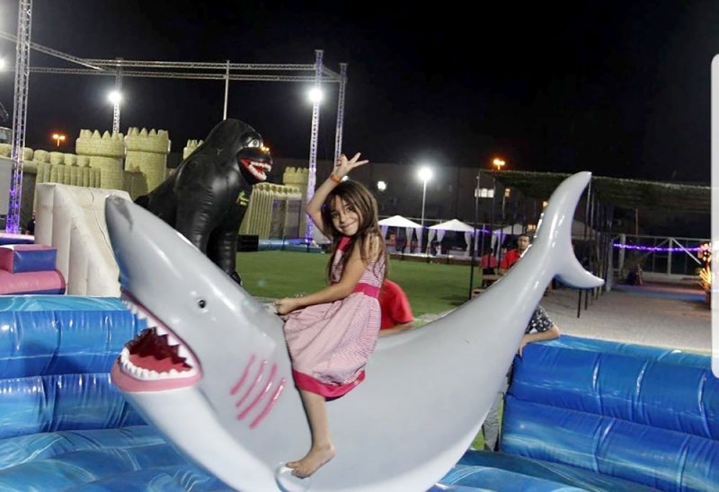 مباهج العيد تملأ المجمعات... والمطاعم “أنت وحظك”