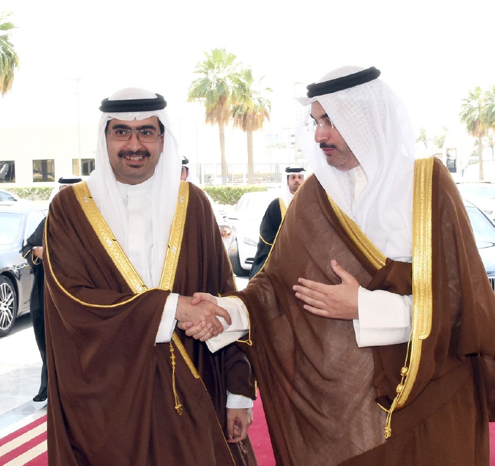 سمو الشيخ خليفة بن علي يقدّم واجب العزاء بالكويت