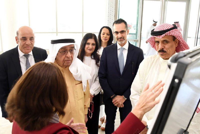 محمد بن مبارك يزور المدرسة الشاملة والجامعة الأميركية