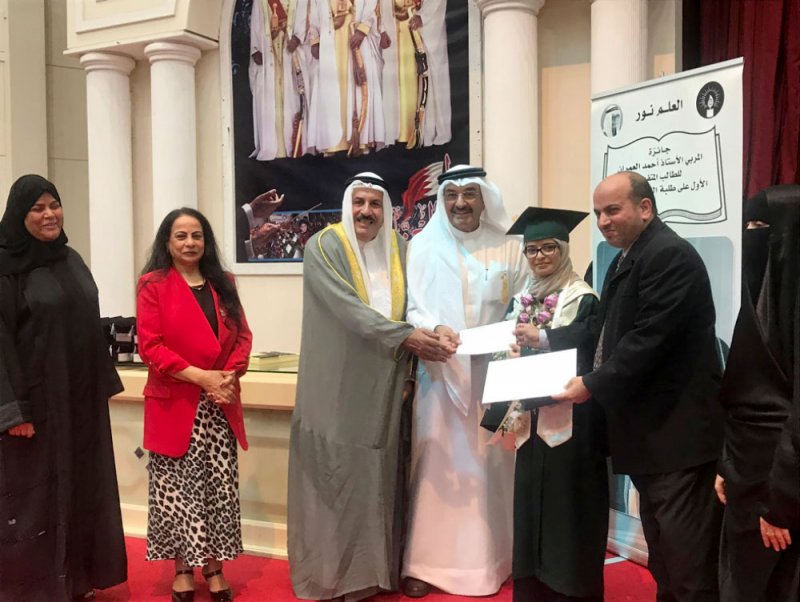 تقديم جائزة “المربي أحمد العمران للطالب المتفوق”