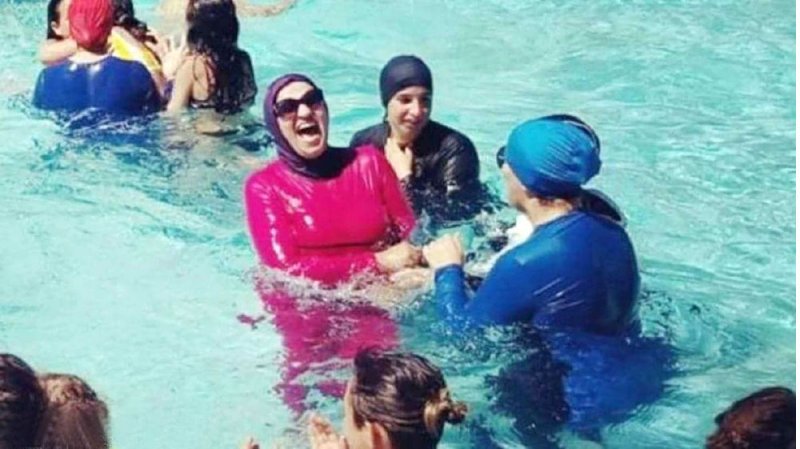 نساء يتحدين الحر والحظر.. ويخترن البوركيني