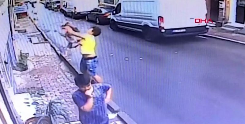فتى جزائري ينقذ رضيعة سورية في ثانية مرعبة