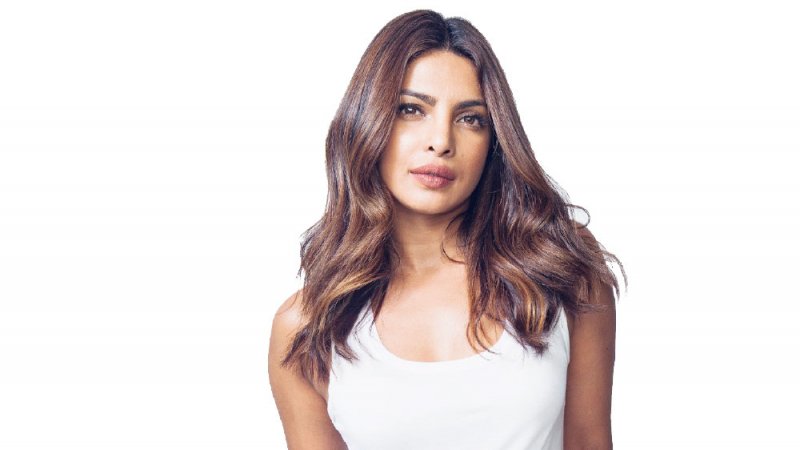 بريانكا تشوبرا تخطف الأنظار