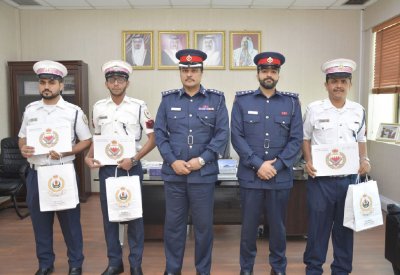 “المرور” يكرم 3 أفراد لتفانيهم بالعمل