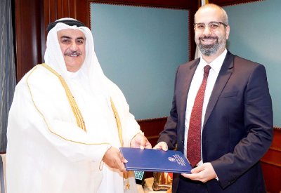 وزير الخارجية يتسلم أوراق تفويض الزرقاني