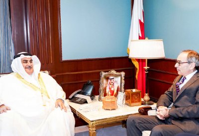 وزير الخارجية يشيد بمسار العلاقات مع بريطانيا