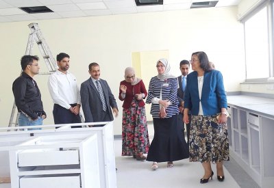 الصالح تتفقد سير مشروع مختبر الجينوم