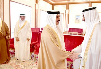 العاهل يمنح السفير السعودي وسام البحرين من الدرجة الأولى