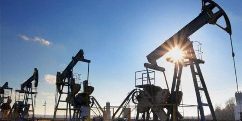 النفط يهبط وسط تباطؤ الطلب