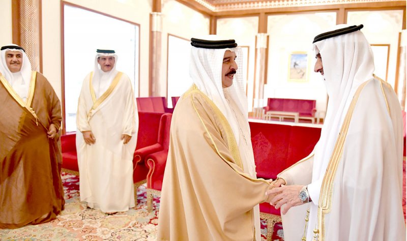 العاهل يمنح السفير السعودي وسام البحرين من الدرجة الأولى