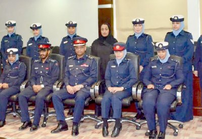 الدوريات المرورية من الشرطة النسائية تبدأ مباشرة الحوادث