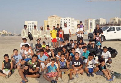 أطفال البسيتين يميطون الأذى على ساحل الساية