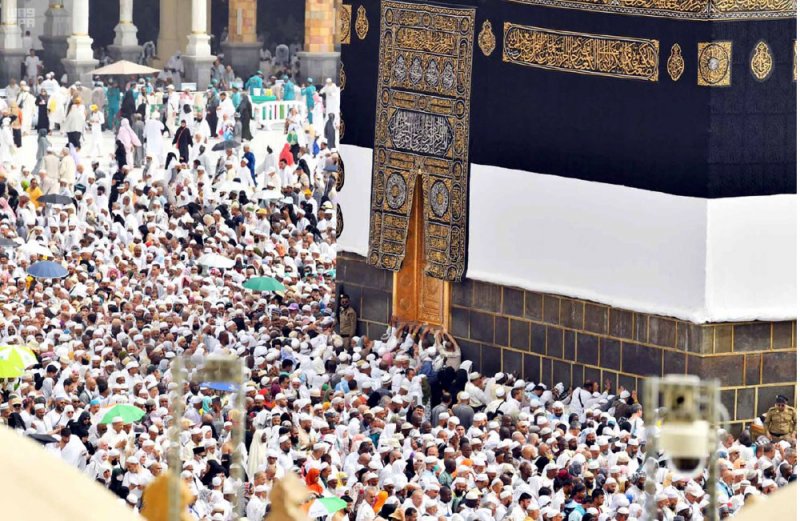 في بيت الله تسكب العبرات وترفع الدرجات