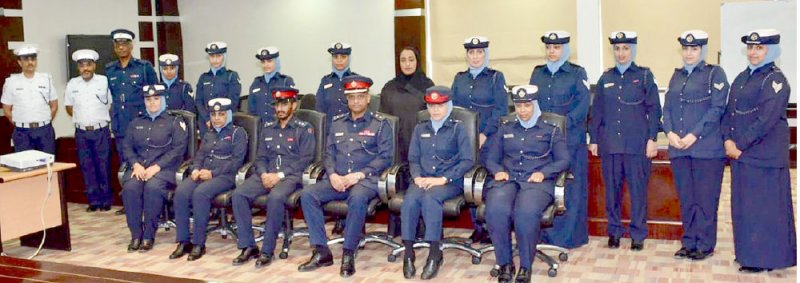 الدوريات المرورية من الشرطة النسائية تبدأ مباشرة الحوادث
