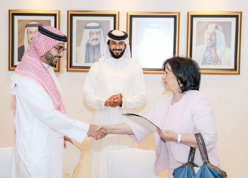 ناصر بن حمد يشهد التوقيع ويبارك الخطوة لزيادة حجم التعاون