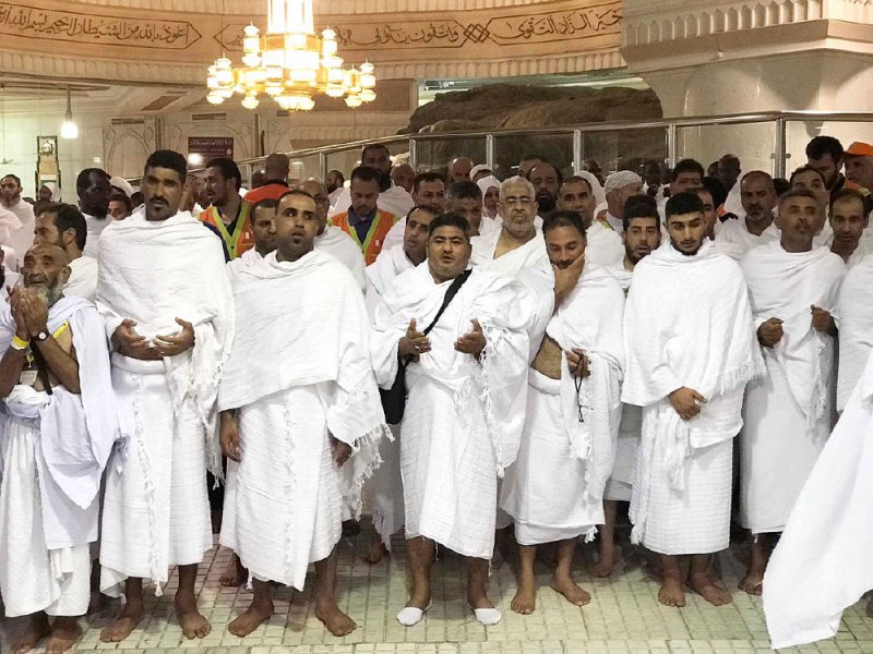 لقاءات محبة وصور مع معروفين بموسم الحج