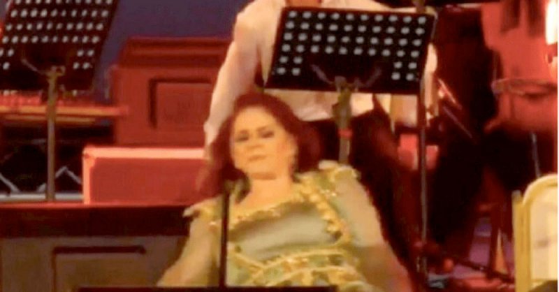 ميادة الحناوي تسقط على المسرح