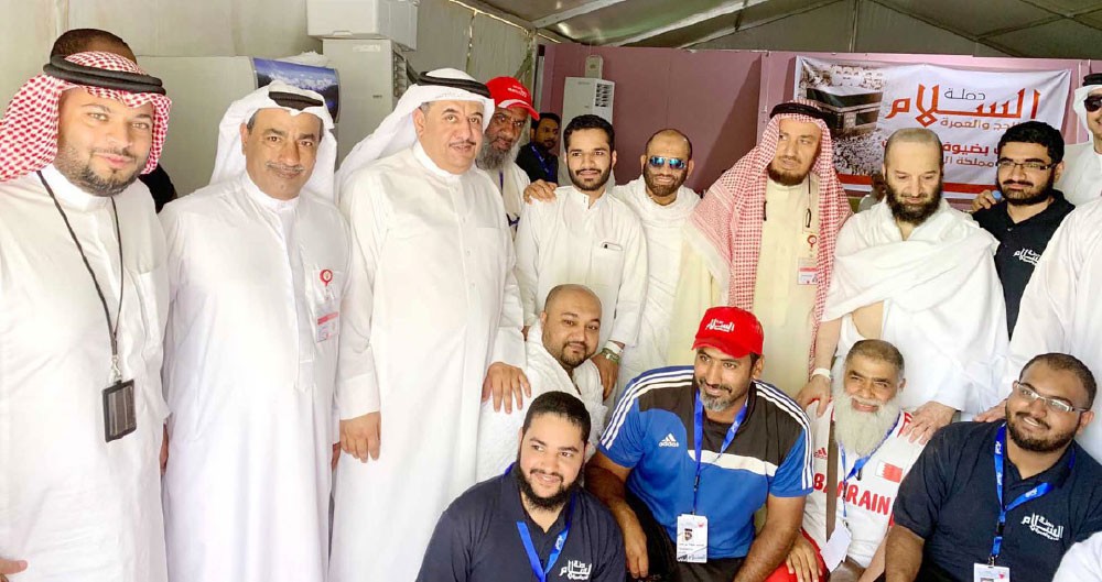 متطوعون بحرينيون يساعدون حجاجنا