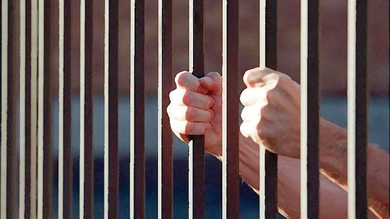 سنة لموقوف تلفظ عنصريا على شرطي وضرب آخر