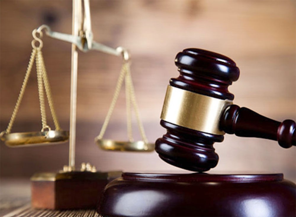 براءة 3 أقرباء من تهم تمويل ونقل أموال لإرهابييــن