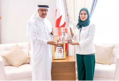 زينل تتسلم كتاب ”خليفة بن سلمان.. مجد الوطن”